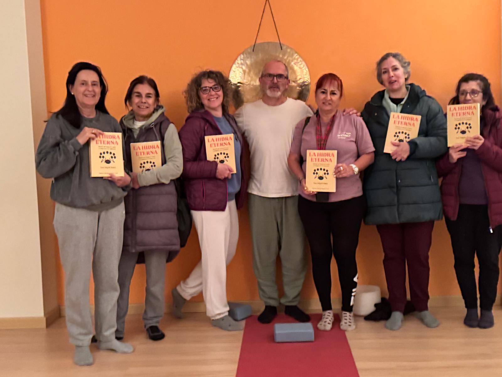 Suso Salgado Mateo y las compañeras del Centro Ágora sosteniendo La Hidra Eterna